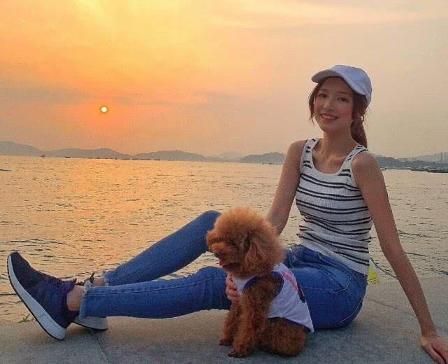 Holding pet dog innocence photographed, Richard Lee’s young girlfriend sunshine beach beautiful photos