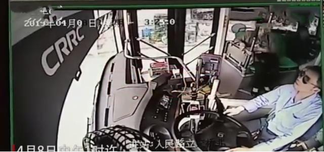 Just for upholding the rules to drive away pets, the bus driver was actually assaulted